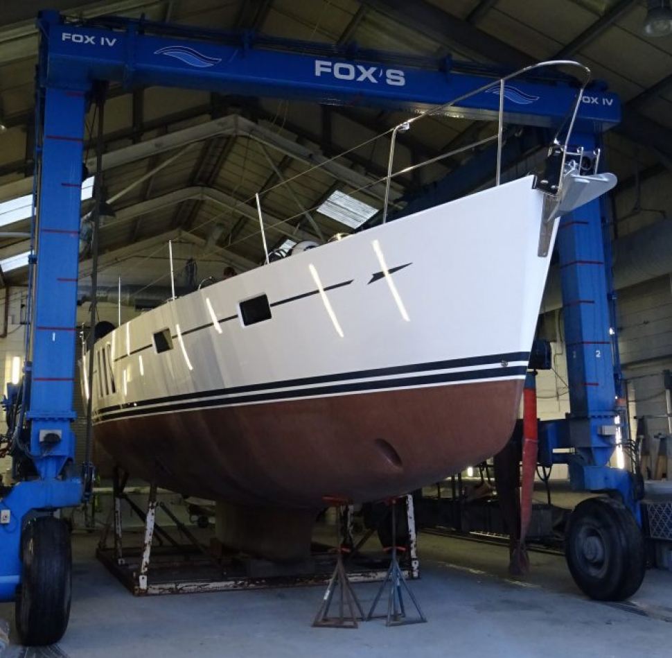 Fox’s sprayshop paints Oyster 575 boot top and cove lines