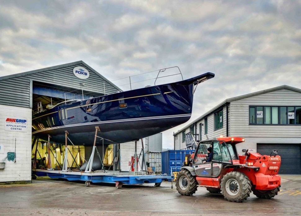 Watch the time-lapse film of Oyster 675 topsides paintw