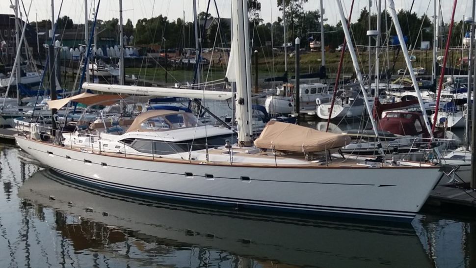 Oyster 82 Midnight Refits at Fox’s