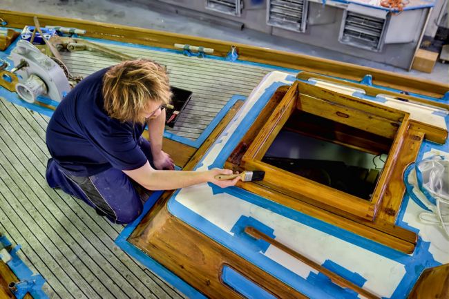 high quality varnishing services to vessels of all sizes