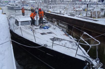 Launching and rigging a new Oyster 625 in the snow at Fox’s!
