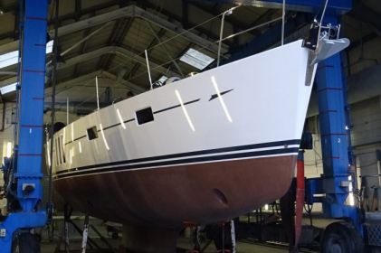 Fox’s sprayshop paints Oyster 575 boot top and cove lines