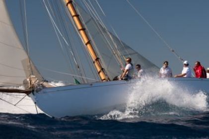 1898 Fife Kismet wins the Yacht Club de France’s Coupe d’Automne