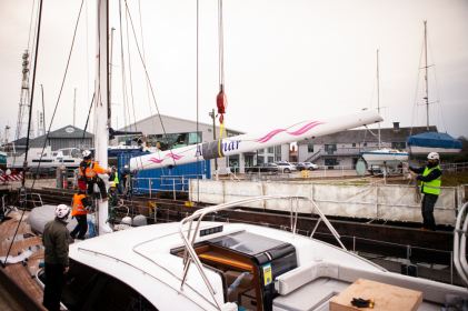 Oyster 885 with mast/boom being stepped